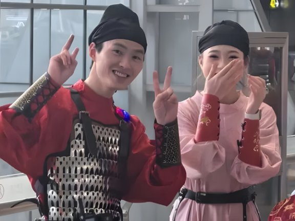 Tang-Song Attire Shines at Guangzhou Baiyun International Airport