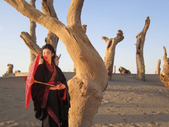 Why Wang Churan’s Warring States Robe Strikes a Modern Chord