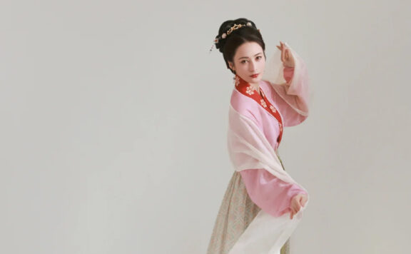Jiang Qinqin Shines in Song - Style Hanfu