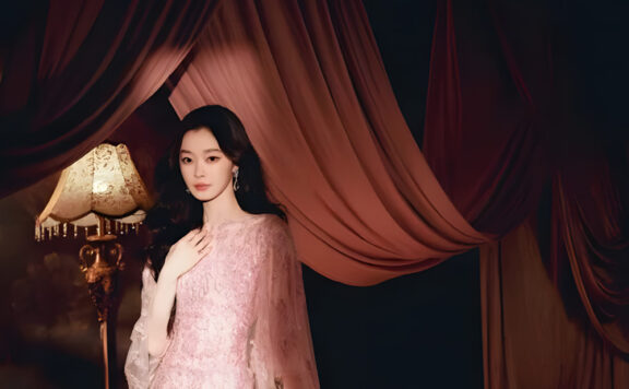 The Quiet Glamour of Song Yi’s Red Carpet Look