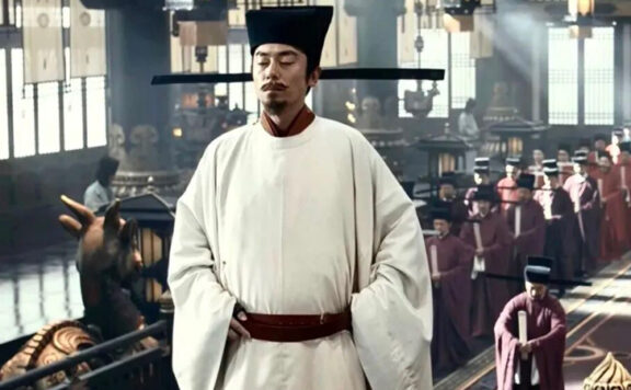 Why Zhao Kuangyin Chose White After the Yellow Robe