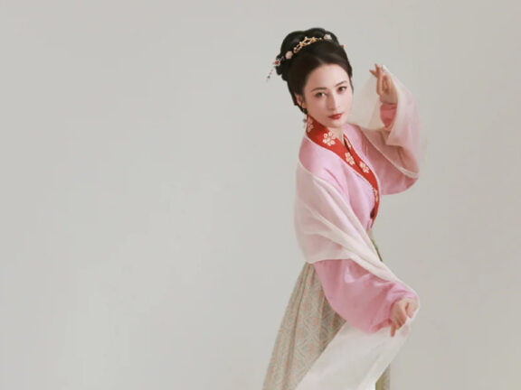 Jiang Qinqin Shines in Song - Style Hanfu