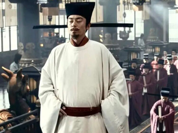 Why Zhao Kuangyin Chose White After the Yellow Robe