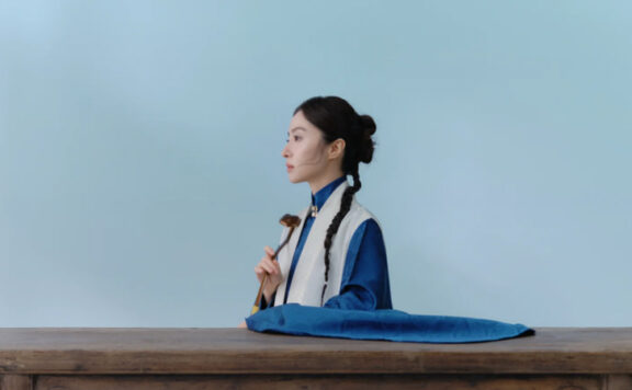 Deep Cyan & White: Hu Bingqing’s Bijia Hanfu