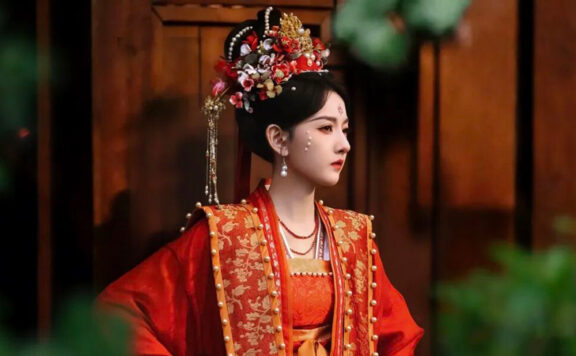 Why Song Zuer Wears Shoulder Ribbons