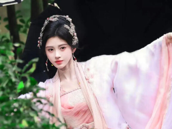 Veil of Shadows: Can 4 Foxes Solve a Locked-Room Murder?