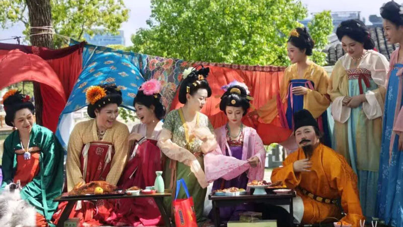 Skirt Tents: How Tang Women Picnicked in Style