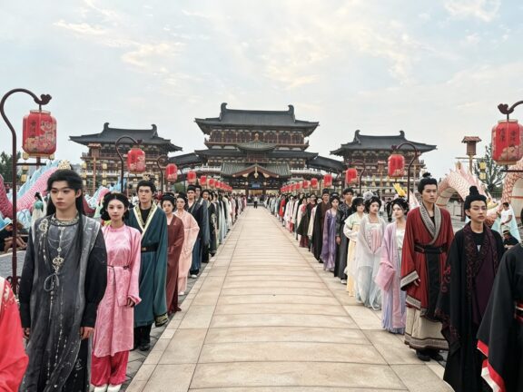 Luoyang Guofeng Show: 200 Models in Boundary-Free Hanfu Spectacle