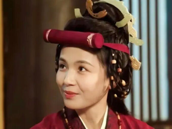 Liu Tao's Hair Roller and the Ancient Kui Headpiece